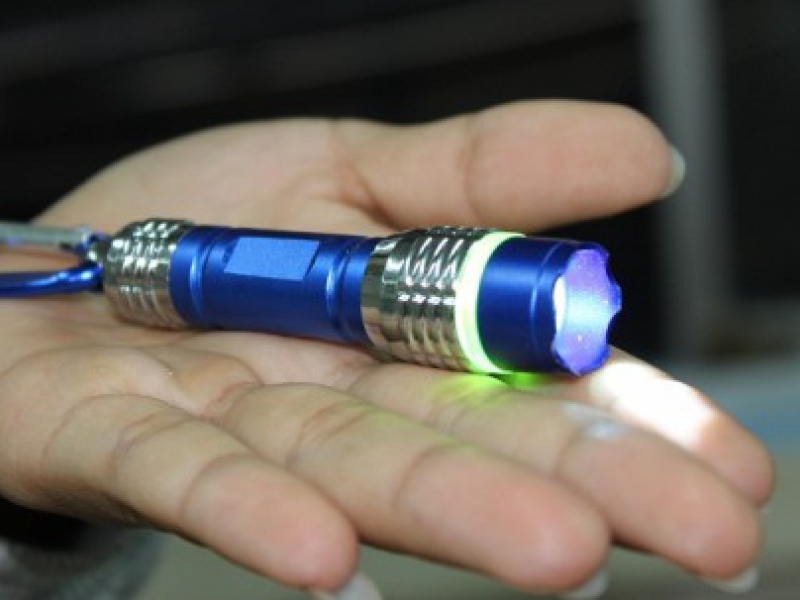 Đèn Pin Siêu Sáng POLICE Led Light Laser