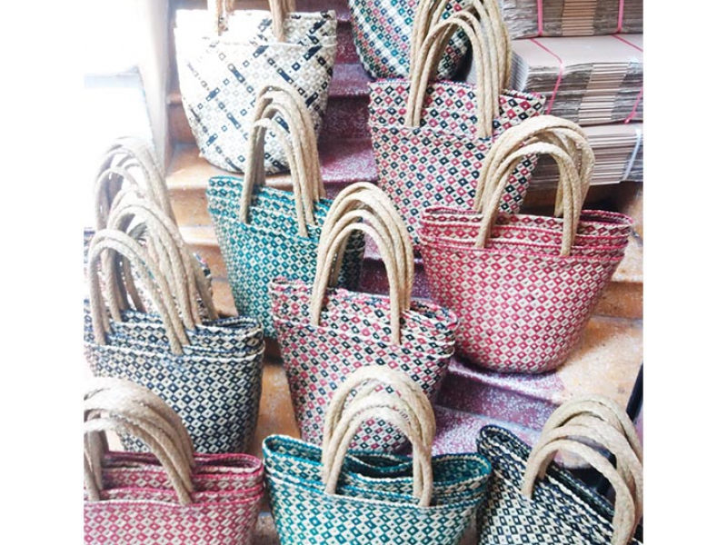 Túi đan lá bàng là buông – Thời trang đi chợ Sạch